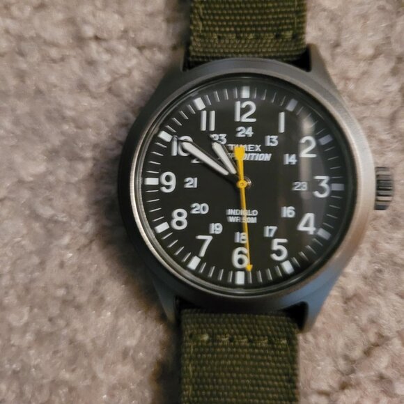 Like-new men's Timex Expedition watch with Indiglo - Picture 1 of 3